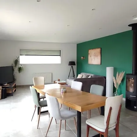 Maison Recente Avec Jardin. 펜션 *