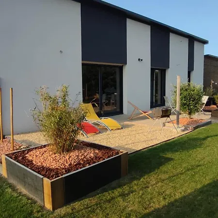 Maison Recente Avec Jardin. *